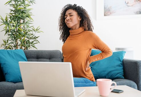 Di schiena nel retro di una donna